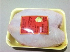 Упакованная в пластик курица может быть опасна